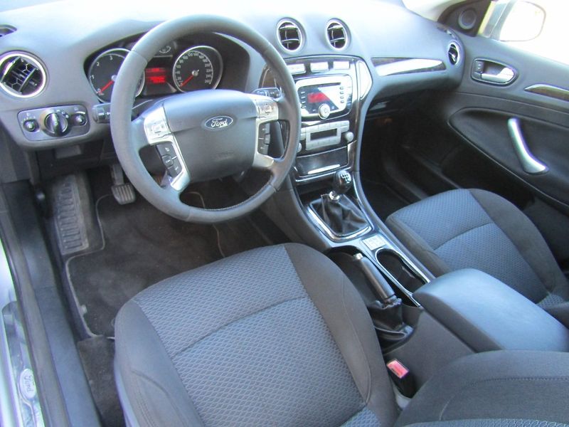 Ford Mondeo (2008) 2.0 TDCi GHIA 1.MAJITEL - fotka 13 z 43