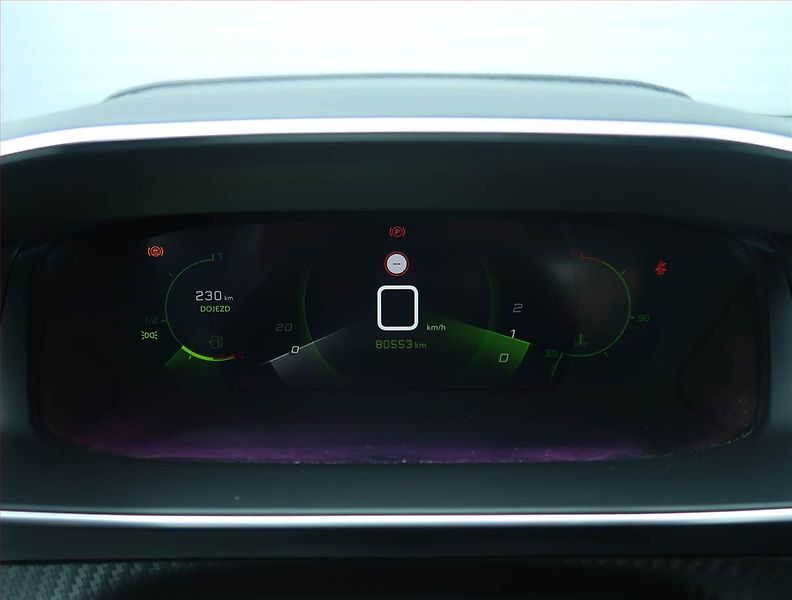 Peugeot 2008 (2020) Allure 1.2 PureTech, ČR,1.maj - fotka 11 z 23