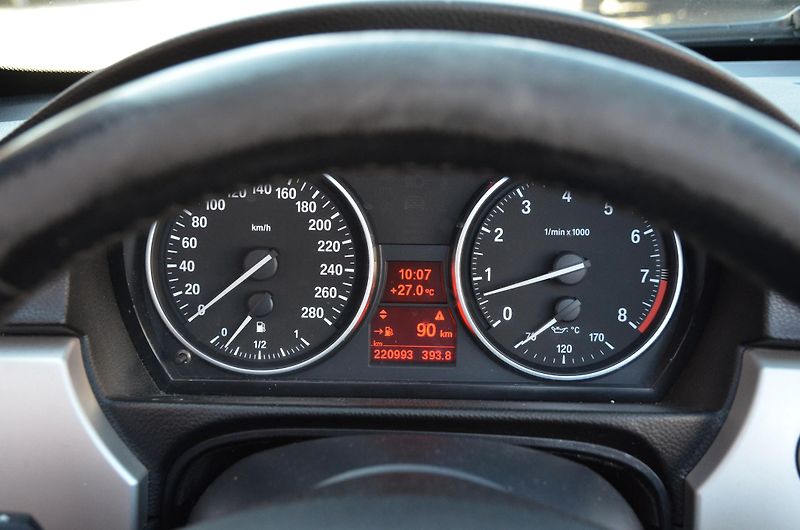 BMW Řada 3 (2009) 325i 155kW E93 Cabrio / manuál - fotka 23 z 28