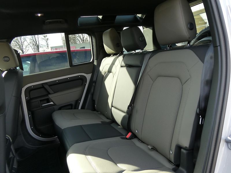 Land Rover Defender 110 3,0 X-Dynamic SE D250 - fotka 14 z 36
