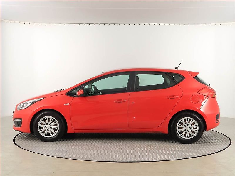 Kia Ceed (2015) Silver 1.4 CVVT - fotka 3 z 17