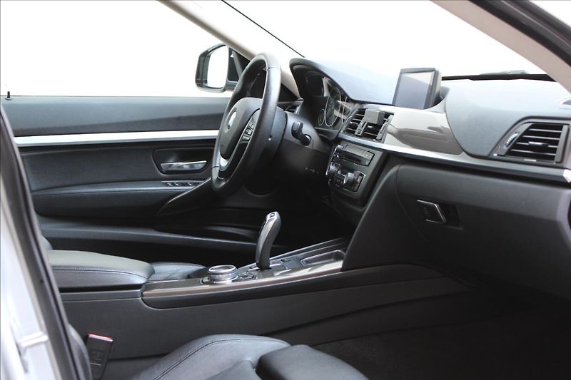 BMW Řada 3 320i GT / xDrive / HUD / 360° - fotka 30 z 49