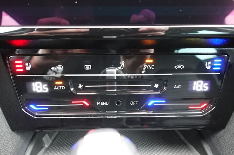 Volkswagen Passat ZLEVNĚNO 2,0TSi 206kW Alltrack - fotka 24 z 37