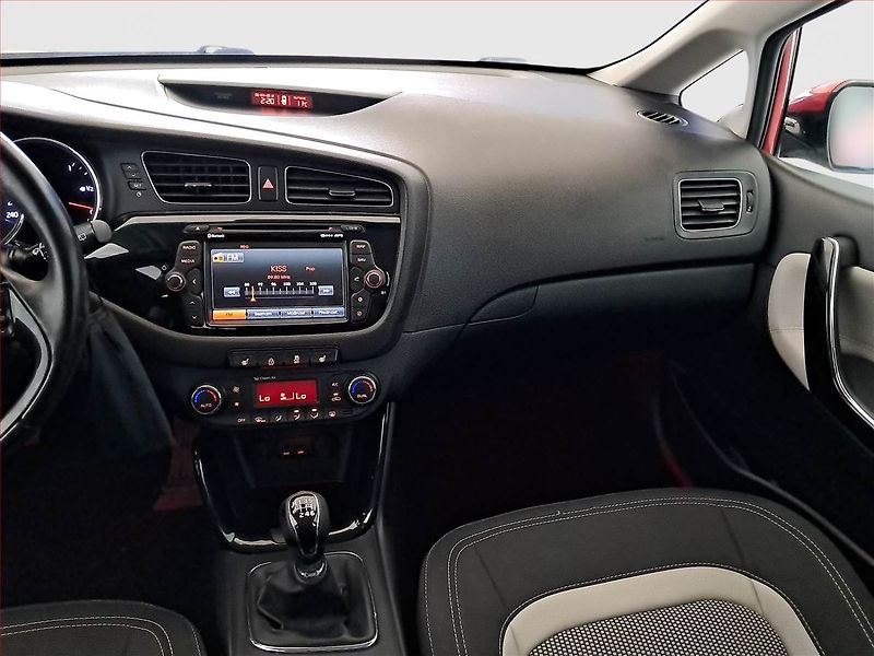 Kia Ceed (2015) 1.6 GDI, Navi, Tempomat - fotka 8 z 20