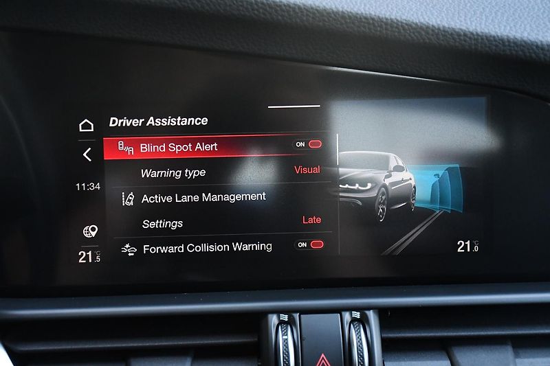 Alfa Romeo Giulia 2,0 VELOCE 16V 206kW AT8-Q4 - fotka 41 z 54