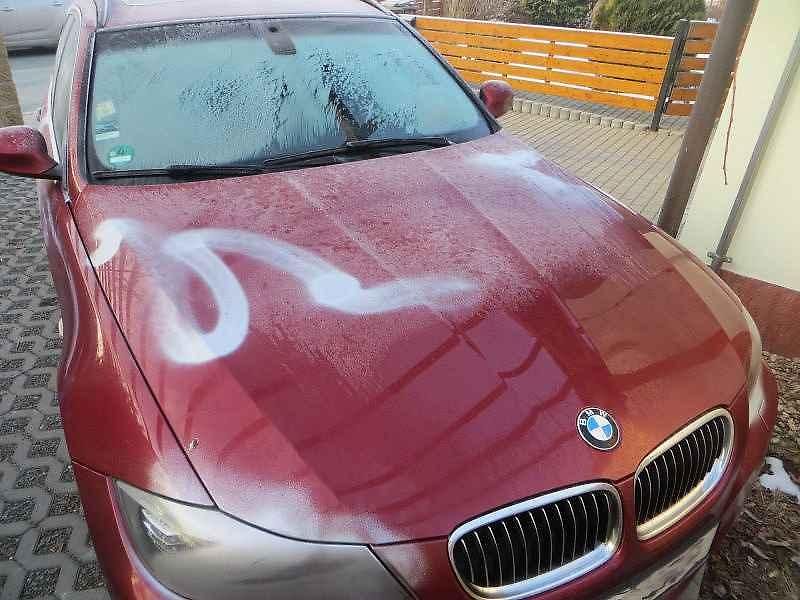 Posprejované BMW.