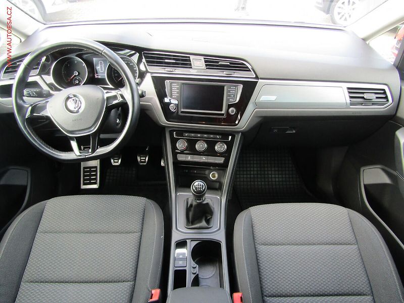 Volkswagen Touran (2015) 1.6TDI, AC, výhřev sed - fotka 8 z 15