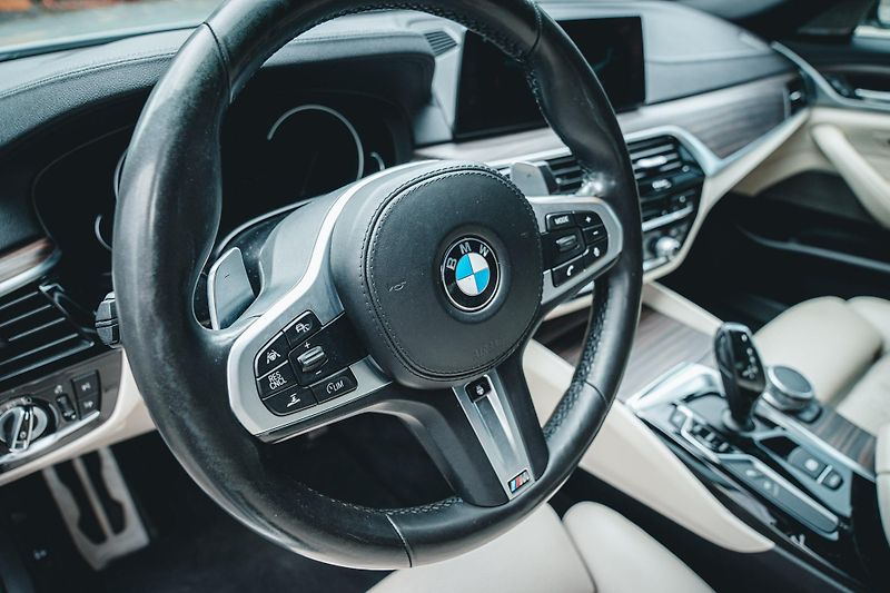 BMW Řada 5 (2017) M550i xDrive ČR  - fotka 41 z 58