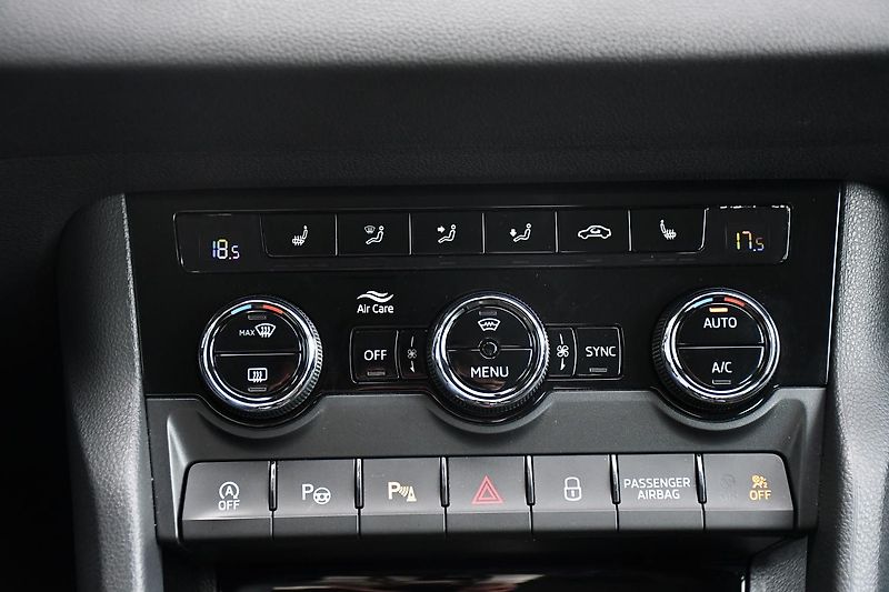 Škoda Karoq 1.6TDi STYLE TAŽNÉ 2xPNEU ČR - fotka 27 z 37