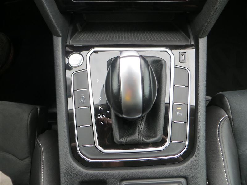 Volkswagen Passat 1,5 TSI 110kW DSG Elegance ČR - fotka 16 z 26