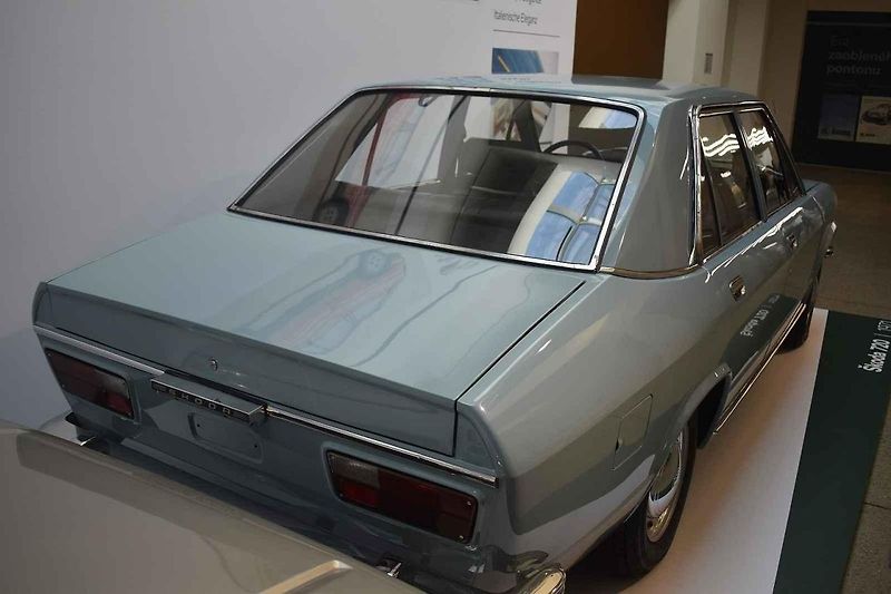 Sedan Škoda 720 je kompletní a provozuschopný