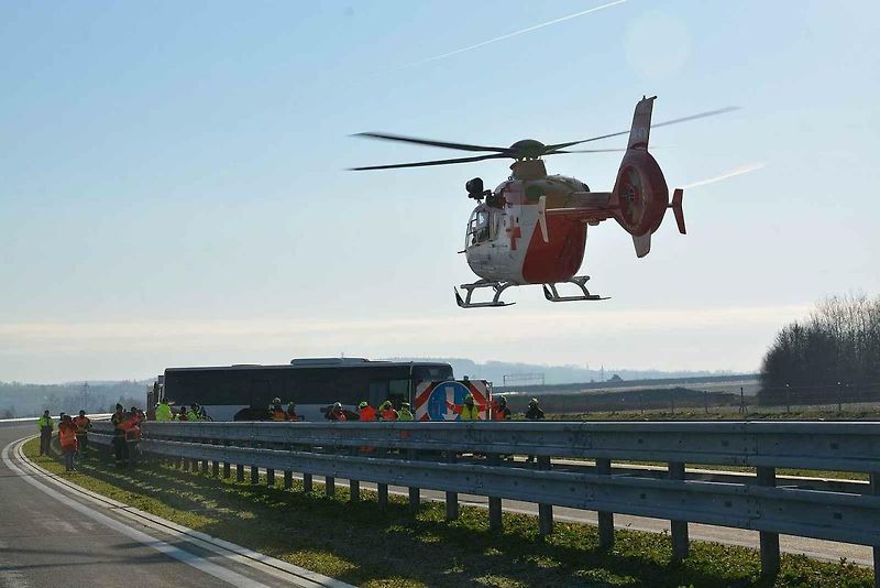 Cvičení, které mělo prověřit všechny složky Integrovaného záchranného systému při hromadné nehodě, se konalo ve středu dopoledne na nově postavené D1 u Přerova.