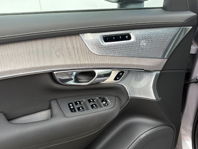 Volvo XC90 Plus Dark T8 299kW - fotka 16 z 25