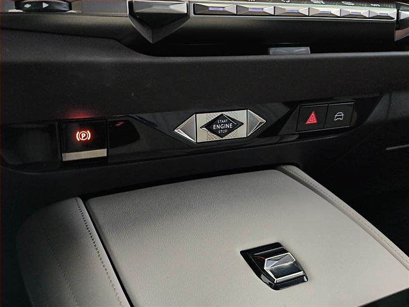 DS Automobiles DS4 (2022) Cross 1.6 PureTech - fotka 17 z 19