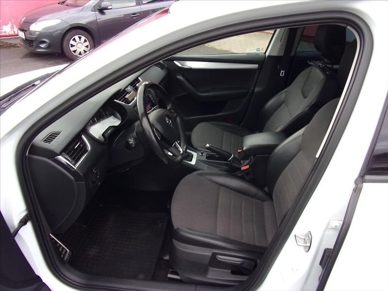 Škoda Octavia 2,0 TDI Style 110kW  Combi - fotka 15 z 26