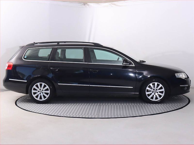Volkswagen Passat (2010) BlueMotion 1.6 TDI, Navi - fotka 6 z 18
