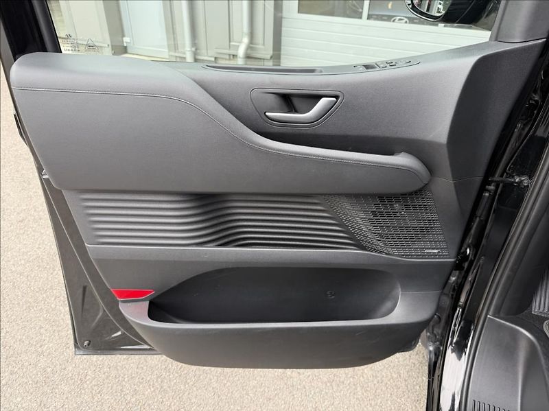 Hyundai Staria 1,6 T HEV 7M  Luxury Panorama - fotka 9 z 26