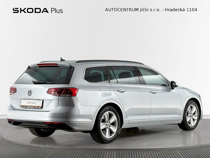 Volkswagen Passat (2023) Business 2.0 TSI 140kW DSG - fotka 2 z 35