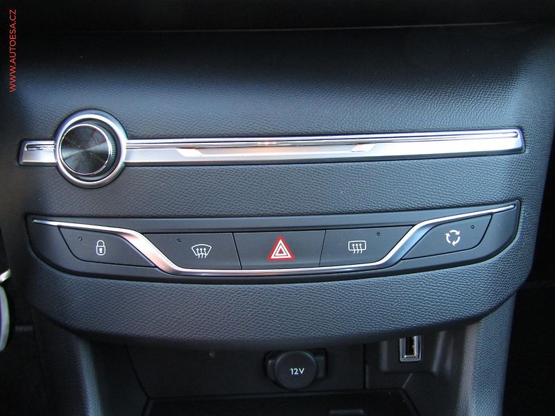 Peugeot 308 (2018) 1.2 PT, 2.maj,ČR, Active - fotka 15 z 19