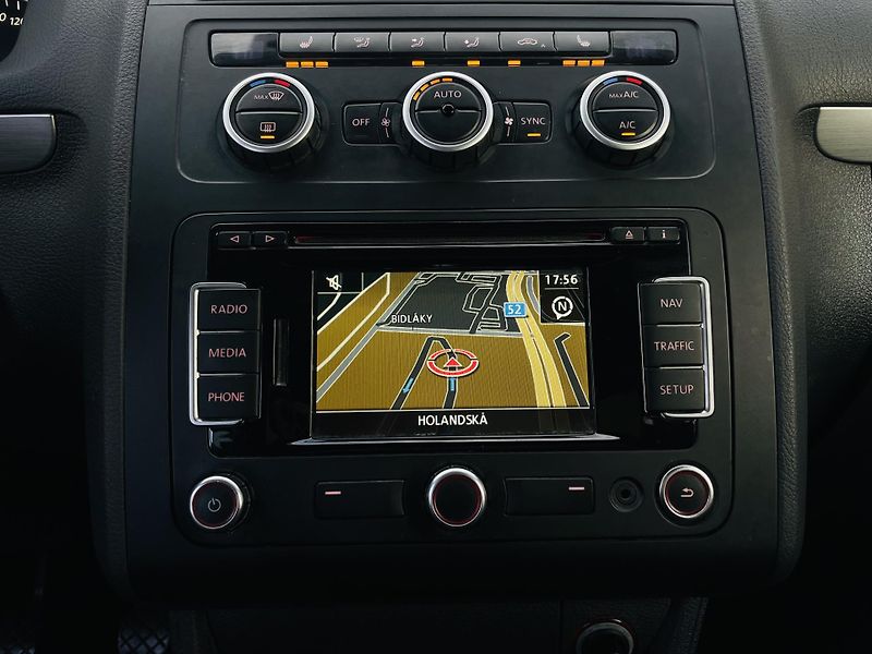 Volkswagen Touran 2.0TD MANUÁL 7MÍST SERVISKA - fotka 38 z 43