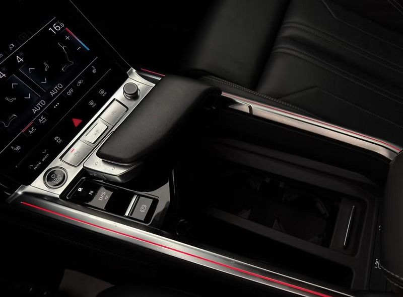 Audi Q8 e-tron 55 Q 360kam Vzduch Tažné Pano  - fotka 34 z 37