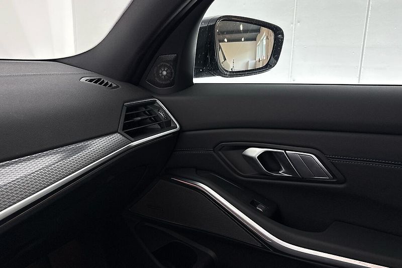 BMW Řada 3 řady 3 | 320d xDrive - fotka 18 z 23