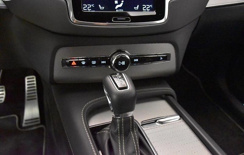 Volvo XC90 (2019) Volvo XC90 R-Design AWD | B&W  - fotka 12 z 31