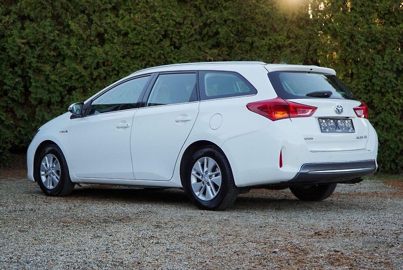 Toyota Auris 1.8 HYBRID ACTIVE+ - fotka 7 z 24