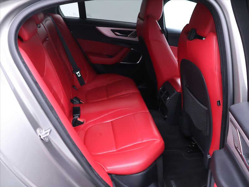 Jaguar XE 2,0 P300 221kW R-Dynamic DPH - fotka 16 z 43