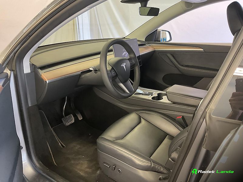 Tesla Model Y (2023) LFP Berlín, tažné, Quicksilver - fotka 5 z 7