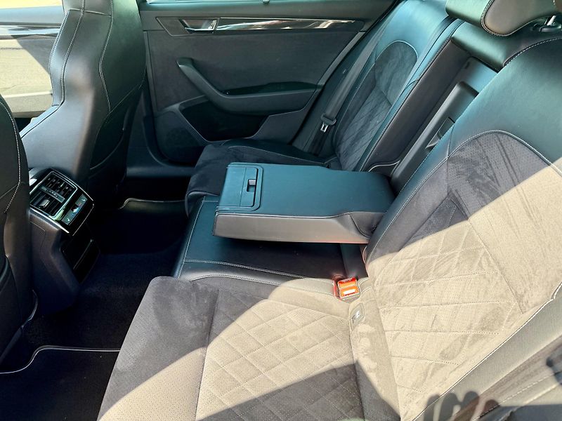 Škoda Superb (2018) 2.0 TDI 140kW DSG 4x4 SPORT!!! - fotka 28 z 32