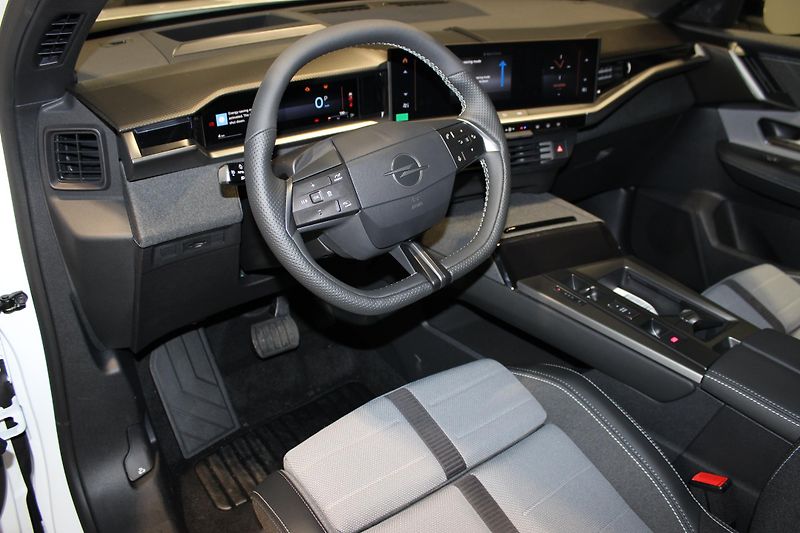 Opel Grandland (2025) GS Hybrid 1.2 TURBO 107kW - fotka 8 z 17