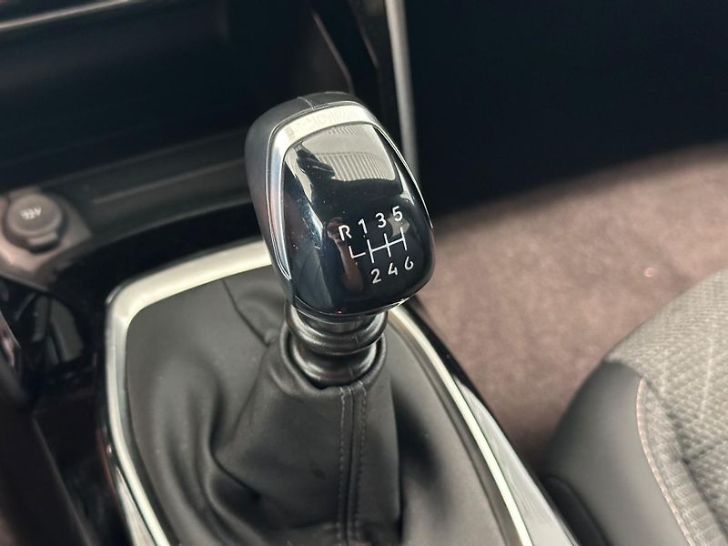 Peugeot 2008 1,2 PureTech Allure  74kW - fotka 15 z 17