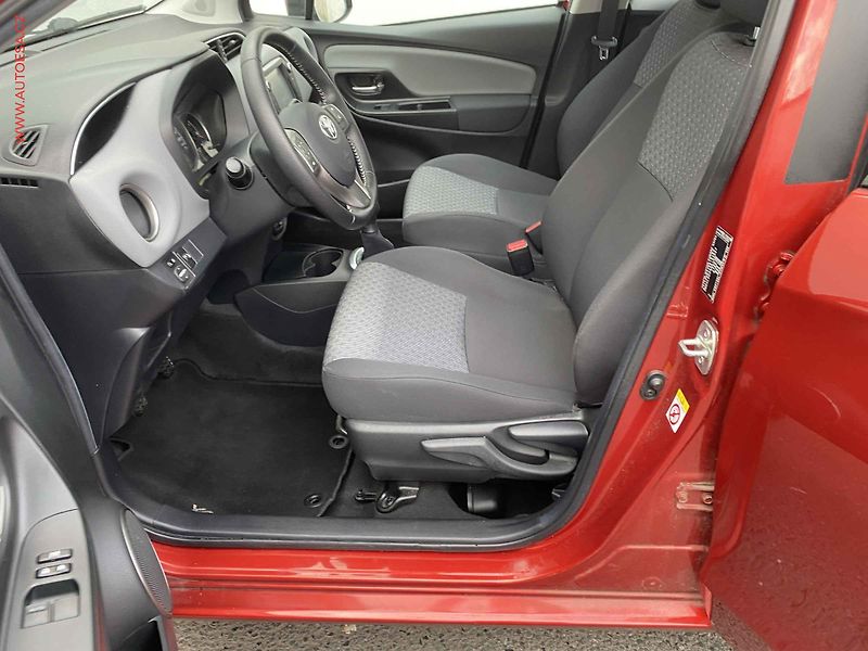 Toyota Yaris (2014) 1.0VVT-i, Comfort, kamera - fotka 9 z 17