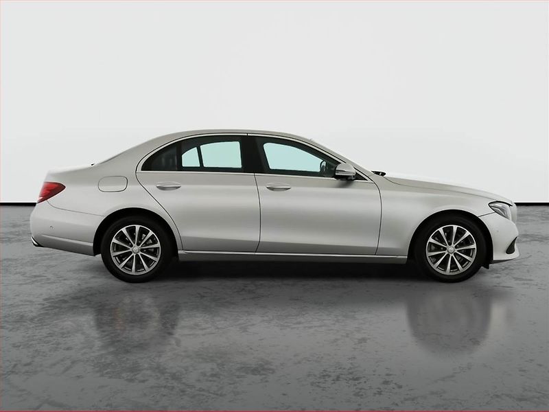 Mercedes-Benz Třídy E (2016) E 220 d 4MATIC - fotka 6 z 18