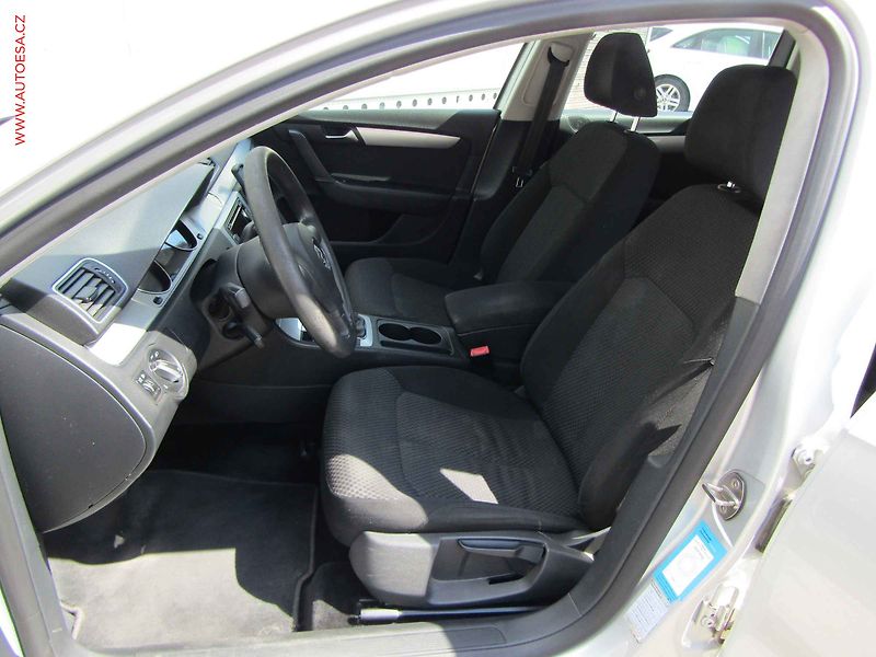 Volkswagen Passat (2011) 1.6 TDi, AC, tempo, park - fotka 9 z 17