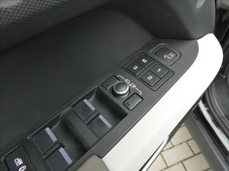 Land Rover Defender 3,0 D250 110 SE,1.maj,ČR,tažné - fotka 15 z 39