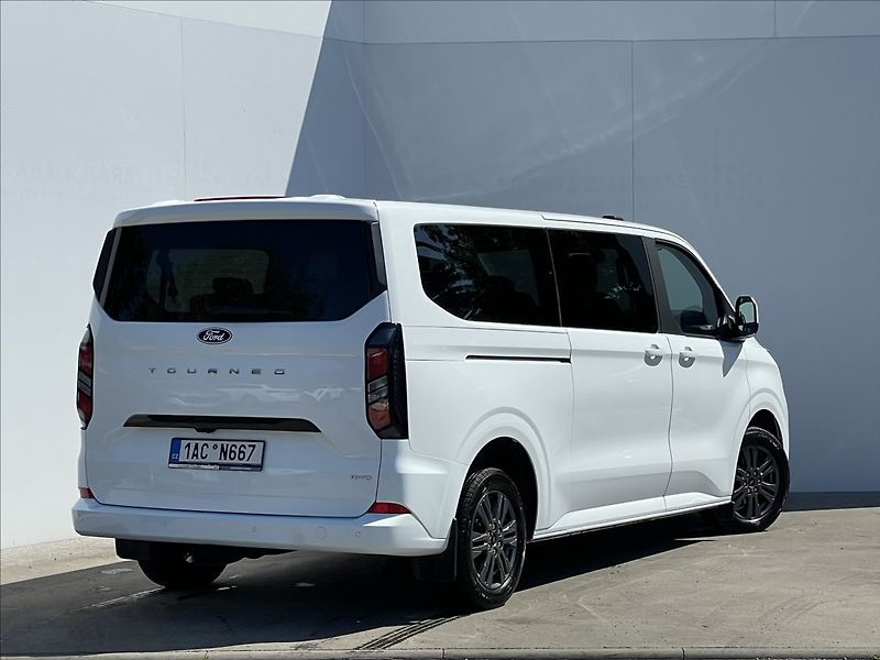 Ford Tourneo Custom 2,0 EcoBlue AWD A8 Titanium L2 - fotka 3 z 21