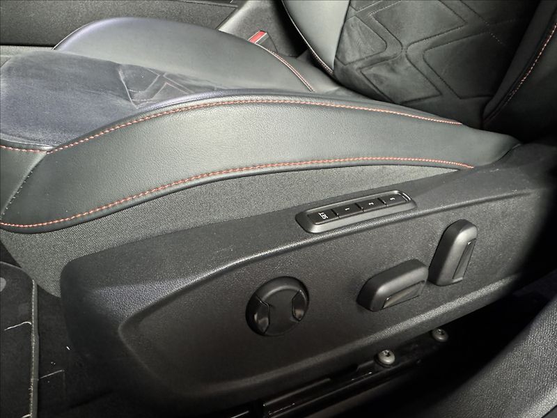 Seat Leon 1,4 TSi  e-Hybrid FR Line LED - fotka 21 z 50