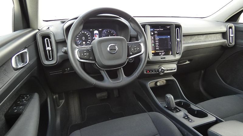 Volvo XC40 T2 FWD Momentum Auto - fotka 5 z 20