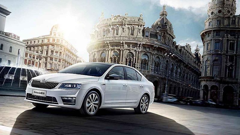 Škoda Octavia se v Čině jmenuje Ou Ya. A je natažená do délky.