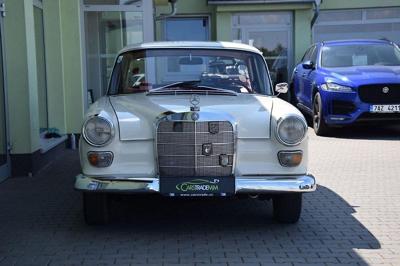 Mercedes-Benz 200 (1968) 200D  - fotka 9 z 31