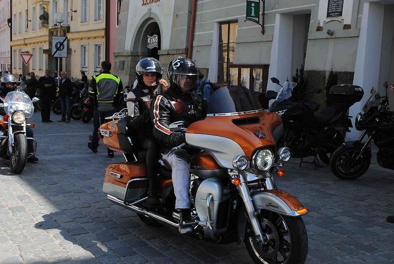 Třeboňské Masarykovo náměstí bylo motorkami doslova našlapané. Stovkám strojů požehnal tamní kaplan Jiří Kalaš.