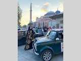 Majitelé automobilových veteránů absolvovali čtyřdenní závod Oldtimer Express. Vozy jsou v cíli na náměstí v Istanbulu pod dohledem jedné z místních žen.