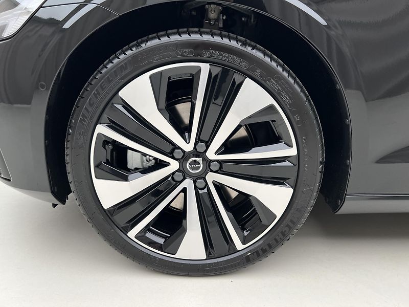 Volvo V60 (2026) B4 PLUS DARK AUT - fotka 15 z 47