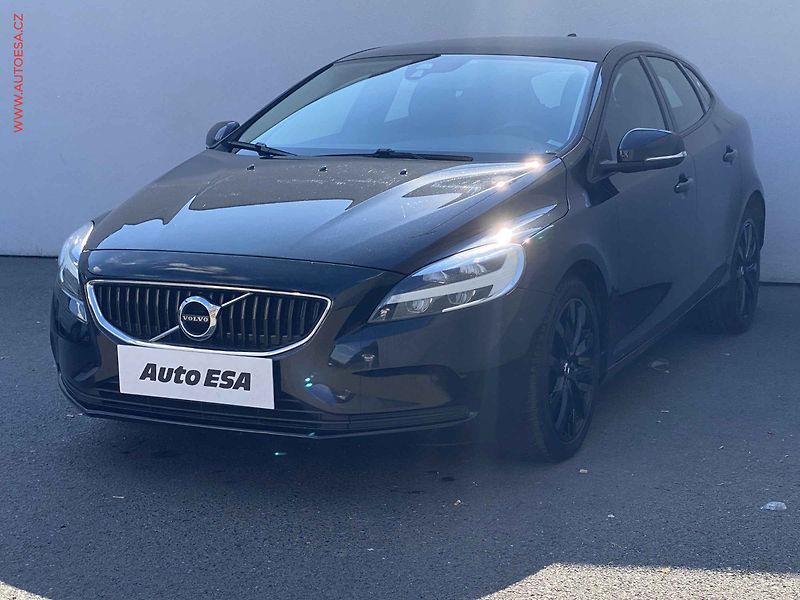 Volvo V40 (2019) 2.0 D2, AT, LED, kůže, panor - fotka 3 z 18