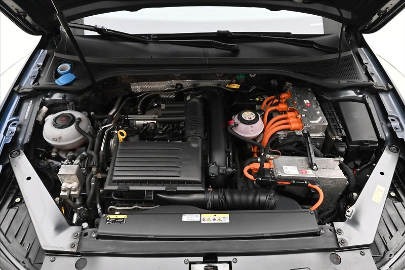 Volkswagen Passat 1,4 GTE TSI 160kW DSG Záruka a - fotka 9 z 33