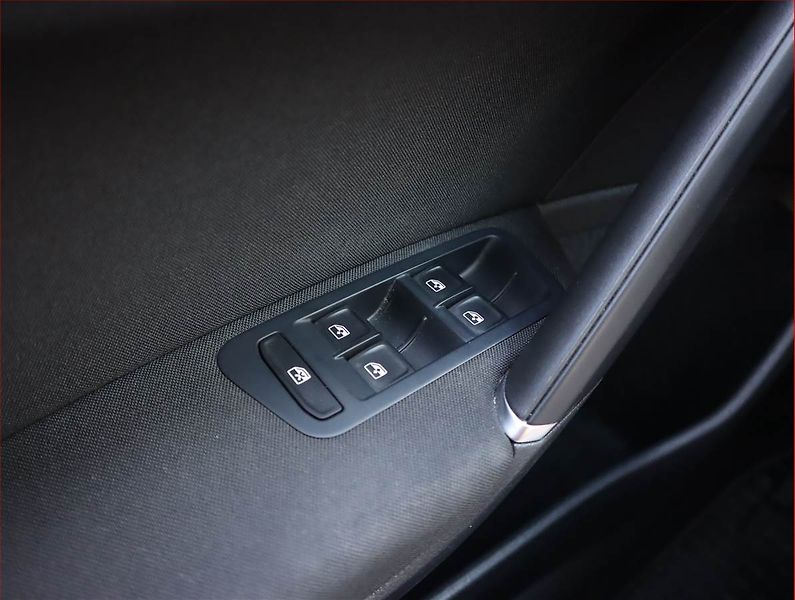 Volkswagen Golf (2018) 1.0 TSI, Tempomat - fotka 13 z 19