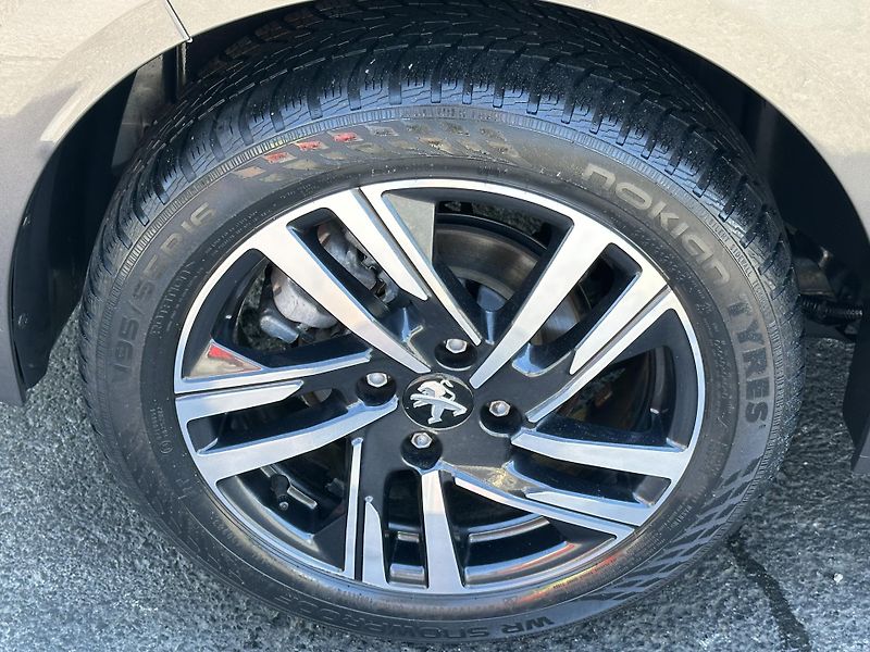 Peugeot 208 (2021) 1.2 PureTech ALLURE *AUTOMAT  - fotka 39 z 41