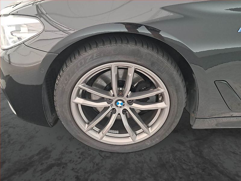 BMW Řada 5 (2018) M Sport 520d xDrive - fotka 14 z 17